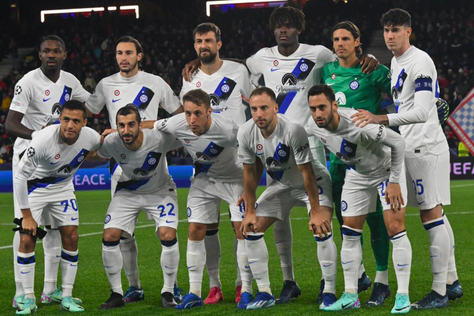 皇家社会训练开放日，关键时刻防线松动引欢呼，欧冠在即，团队化学反应显著(中学生社会实践感悟50字)